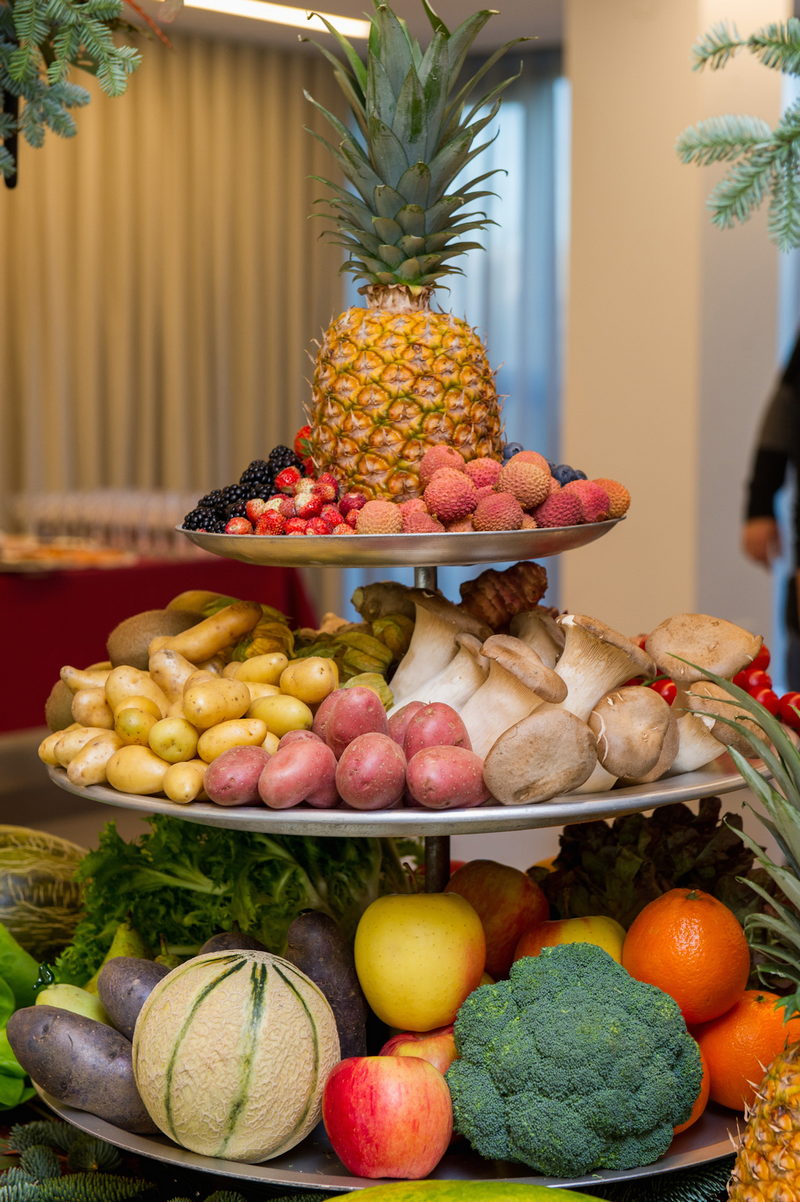 Frutos rojo, frutas exóticas, y frutas y hortalizas de temporada, en equilibrio en las mesas de Navidad